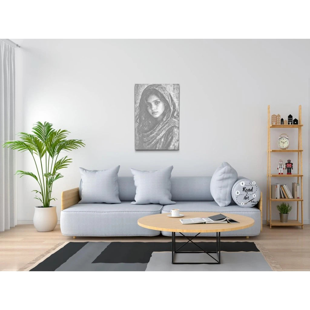 Zeitloses Frauenporträt in Schwarz Weiss als moderne Punktmalerei. Hochwertige Wandkunst für ruhige, stilvolle Wohnräume. Perfekt für minimalistische Interieurs.